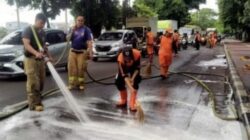 Pemkot Jaktim Kerahkan 25 Personel Bersihkan Tumpahan Oli di Jalan