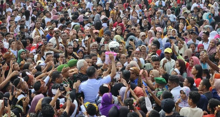 Warga Ende Serbu Ganjar Usai Upacara Hari Pancasila