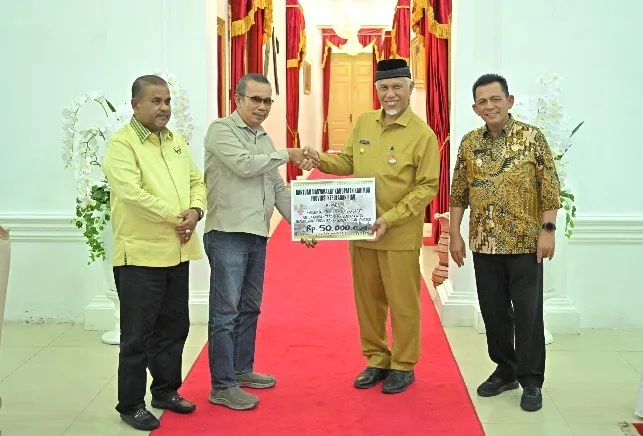 Gubernur Mahyeldi Terima Bantuan Penanganan Bencana Rp900 Juta dari Gubernur Kepri