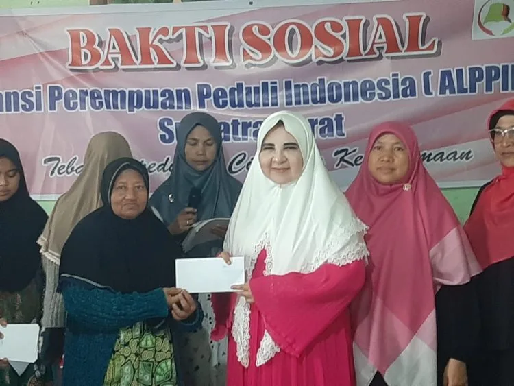 Hj Nevi Zuairina Serahkan Bantuan untuk Korban Banjir Lahar Dingin di Sumbar