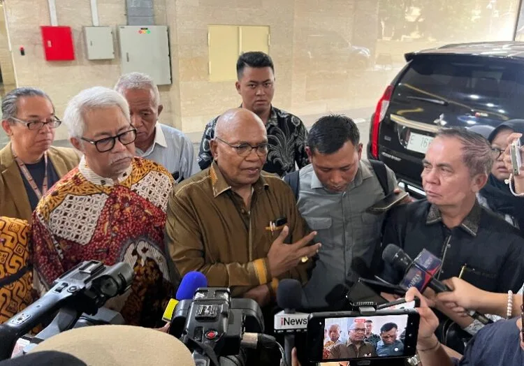 Petrus Selestinus Dampingi Kusnadi Laporkan Kompol Rossa Dugaan Tindak Pidana Umum