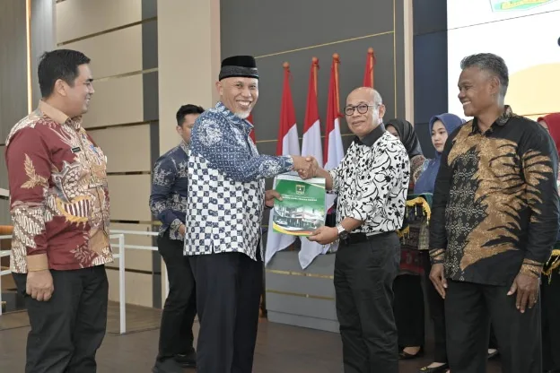 419 PNS Pemprov Sumbar Pensiun, Mahyeldi Serahkan Piagam