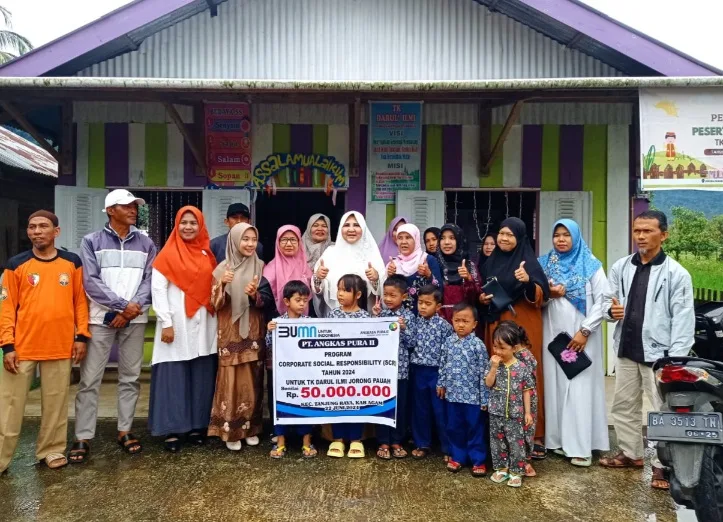 Nevi Zuairina Serahkan Bantuan untuk Pendidikan Anak di Agam