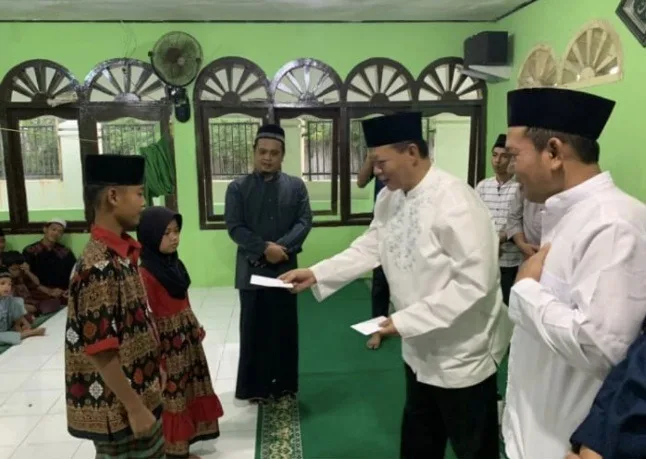 Ketua DPRD Lamsel Bagikan Ribuan Paket Buka Puasa