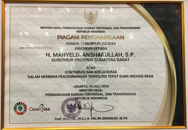 Gubernur Mahyeldi Raih Lencana Abdi Inovasi Desa dari Kemendes PDTT