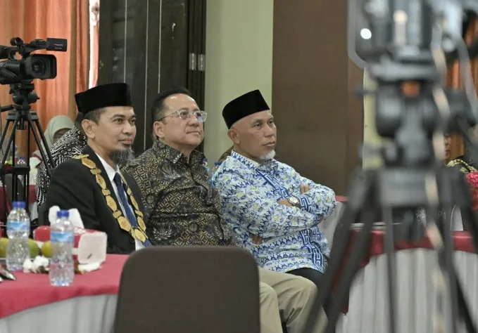 Gubernur Mahyeldi Hadiri Pelantikan Yossyafra Sebagai Rektor Universitas Metamedia