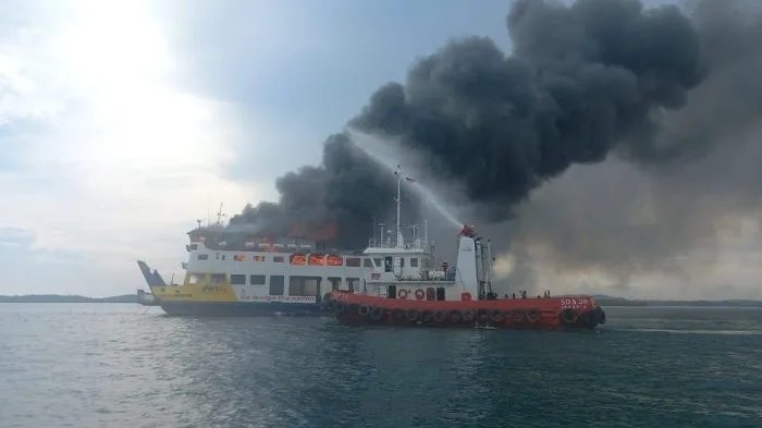 TNI AL Berhasil Evakuasi 12 Anak Buah Kapal KMP Tandeman yang Terbakar di Pelabuhan Punggur