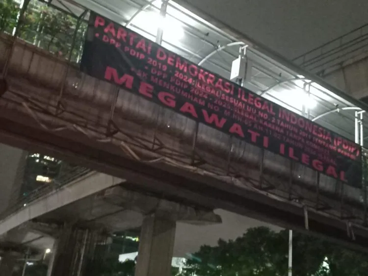 Beradar Baliho 'Megawati Ilegal' Jelang Kongres PDIP, Megawati: Siaga Satu!