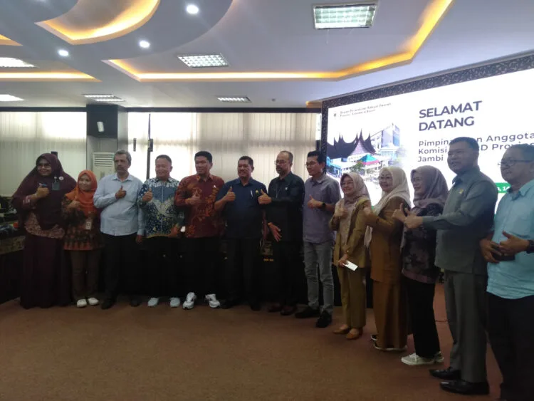 Plt. Sekretaris DPRD Sumbar, Maifrizon Menerima Kunjungan Studi Tiru Komisi II DPRD Jambi