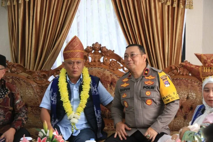Kapolda Sumbar, Irjen Pol Dr. Gatot Tri Suryanta, MSi, CSFA Disambut Wakapolda dan Forkopimda di Bandara Internasional Minangkabau