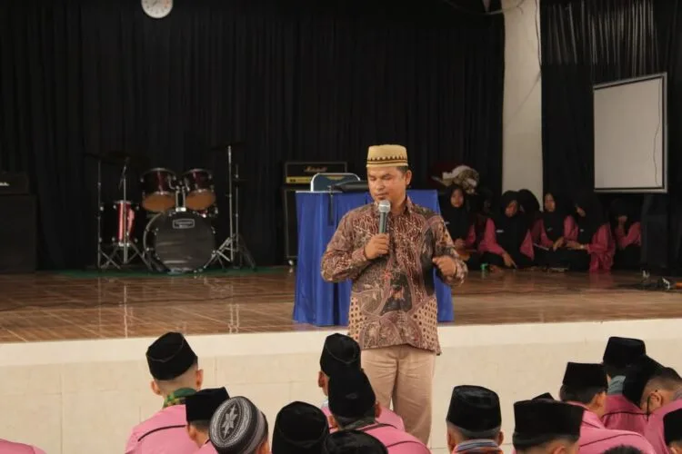 Anggota DPRD Provinsi Sumatera Barat Syofian Hendri Beri Motivasi di SMAN 1 Sijunjung