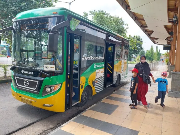 PEMERINTAH ABAI ANGKUTAN UMUM, SUBSIDI TURUN LEBIH 50 PERSEN, INDONESIA EMAS 2045 HANYA MIMPI