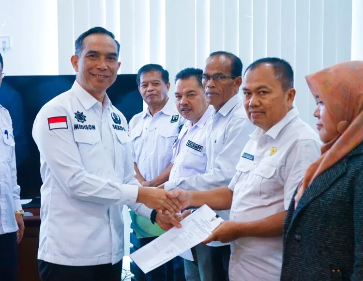 Penyerahan Surat Perintah Pelaksana Tugas (Plt) Pejabat di Badan Pendapatan Daerah Bapenda Kabupaten Solok