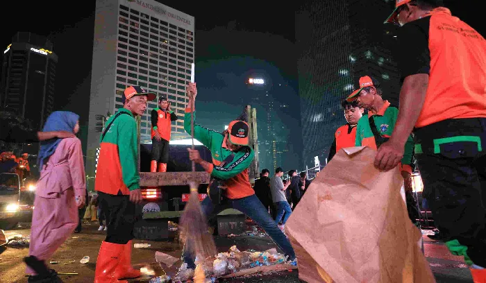 Gerak Cepat Pemprov DKI Bersihkan Sampah Perayaan Malam Tahun Baru Diapresiasi Wamen LH