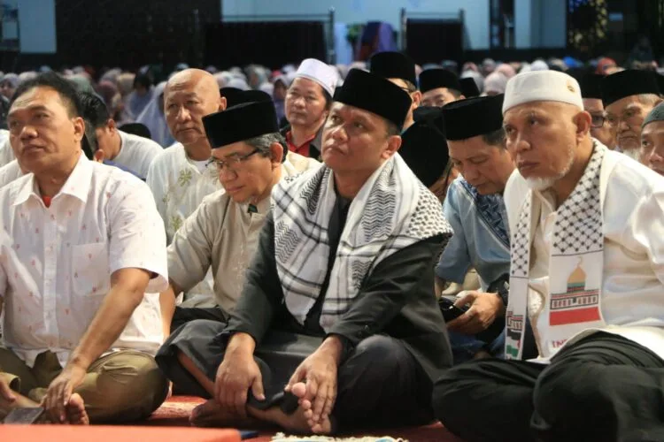 Kapolda Sumbar bersama Gubernur Sumbar Laksanakan Gerakan Shalat Subuh Berjemaah di Mesjid Raya Sumbar