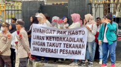 Gelar Aksi Damai di PN Jaksel, Emak-emak Serukan Penegak Hukum Bertindak Adil Dalam Praperadilan Hasto Kristiyanto
