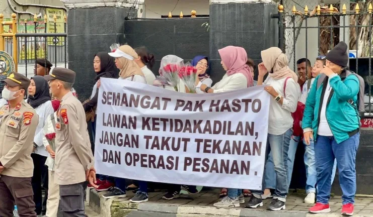 Gelar Aksi Damai di PN Jaksel, Emak-emak Serukan Penegak Hukum Bertindak Adil Dalam Praperadilan Hasto Kristiyanto