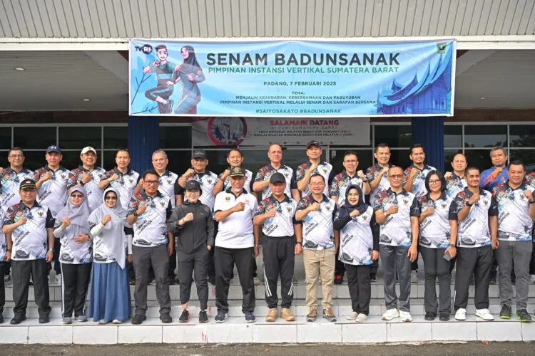 Ikuti Senam Badunsanak, Gubernur Mahyeldi Sebut Kekompakan Pimpinan Instansi Vertikal dan BUMN Sangat Penting bagi Kemajuan Sumbar