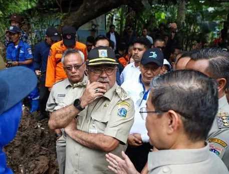 Rano Karno Tinjau Pengerukan Kali Krukut