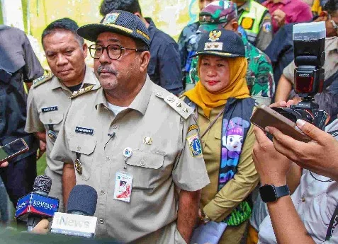 Wagub Rano Karno Datangi Tenda Pengungsi Banjir Kampung Melayu dan Bidara Cina