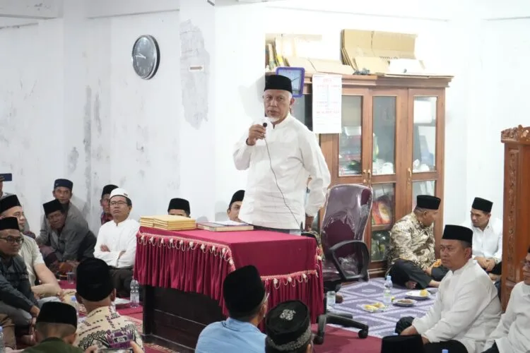 Safari Ramadhan ke Masjid Al Ihsan Nagari Salayo Tanang, Kabupaten Solok, Gubernur Mahyeldi Serahkan Sejumlah Bantuan