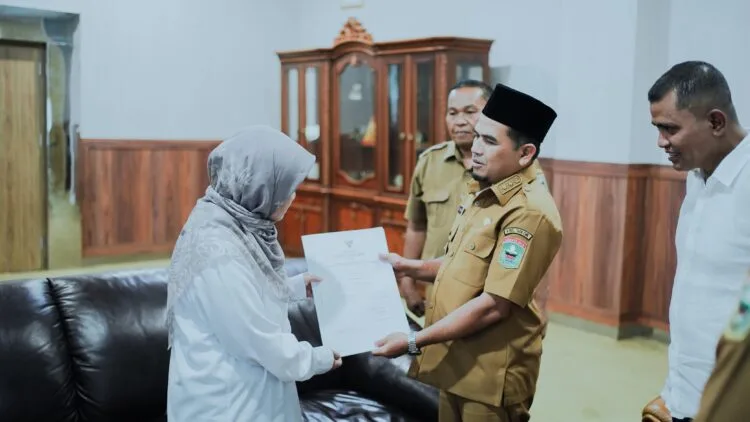 Bupati Solok Serahkan SK Pengangkatan dr. Sri Efianti, M.Kes sebagai Direktur RSUD Arosuka