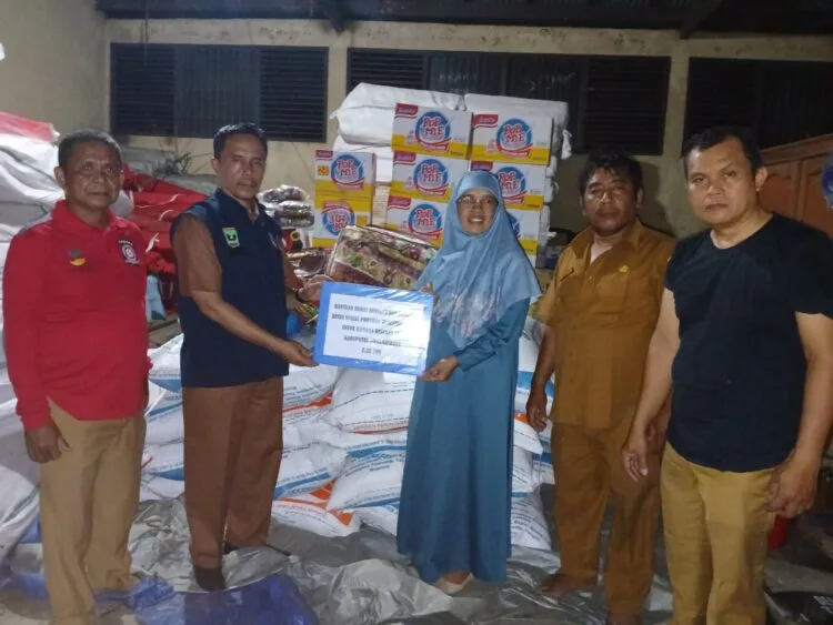 Bergerak Cepat, Pemprov Sumbar Antar 2.220 Kilogram Beras dan Logistik ke Dua Kabupaten