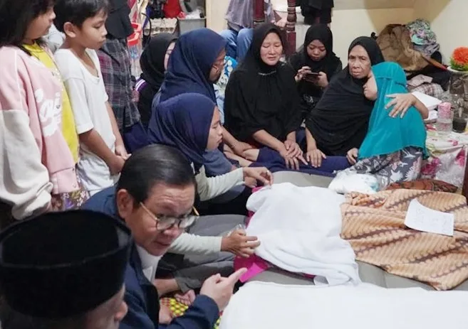 Gubernur Pram Datangi Keluarga Bocah yang Wafat Terseret Kali Ciliwung di Kebon Baru