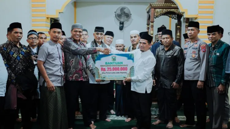 Wabup Solok H. Candra Pimpin TSR ke Masjid Baiturrahman, Serahkan Bantuan Rp25 Juta