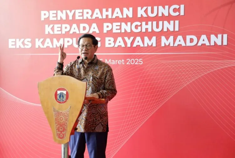 Pramono dan Rano Serahkan Kunci Rumah untuk Warga Kampung Susun Bayam di Kawasan JIS