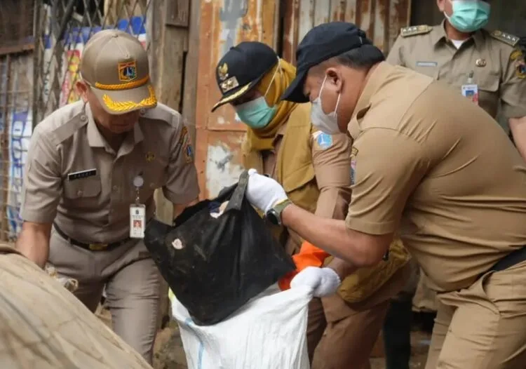 Wali Kota Jaktim Iin Bersama 50 Personel Bersihkan Gorong-gorong di Cililitan