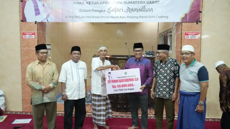 Wakil Ketua DPRD Sumbar Evi Yandri Salurkan Bantuan Rp 50 Juta di Safari Ramadan