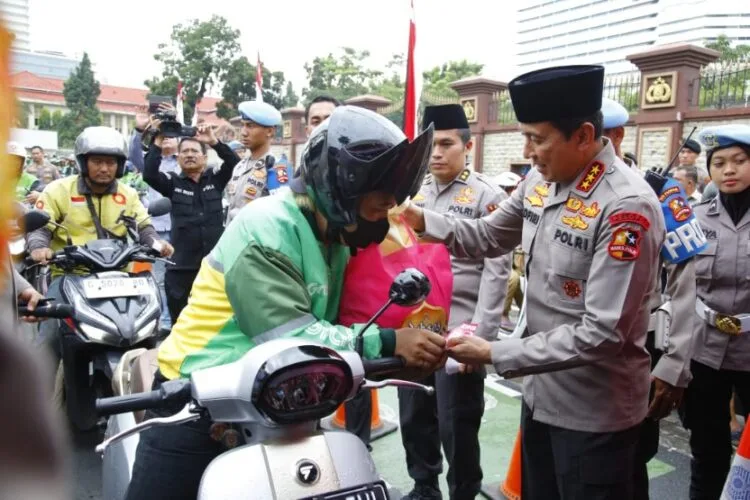 Polri Gelar Bazar Presisi dan Baksos di Lapangan Bhayangkara