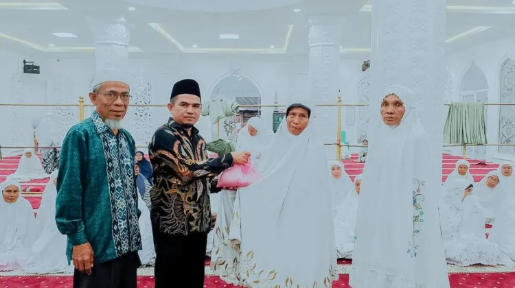 Wabup Solok H. Candra Serahkan Zakat UPZ Tahap ke-2 di Mesjid Raya Talang
