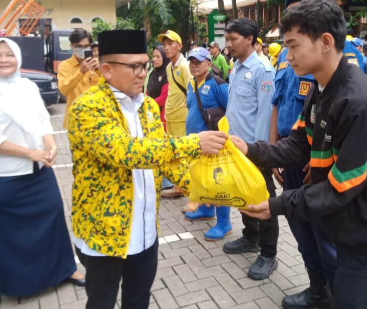 Basri Baco Bagikan 200 Paket Sembako untuk Petugas PJLP