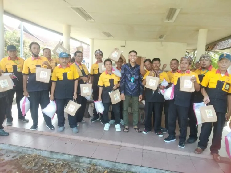 Buya Muslim M. Yatim Kembali Berbagi, 71 Porter Bandara Minangkabau Terima Paket Lebaran