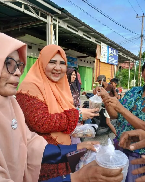 Pererat Silaturahmi dengan Masyarakat, Hj.Nevi Zuhairina Gelar Kegiatan Pembagian Takjil