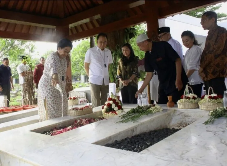 Megawati Bersama Keluarga Nyekar ke Makam Taufiq Kiemas dan Ibu Fatmawati