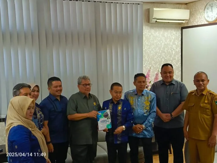 DPRD Sumbar Terima Laporan Monev Keterbukaan Informasi dari Komisi Informasi