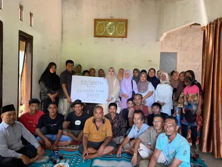 Hj. Nevi Zuairina Salurkan Bantuan TJSL dari PT Bukit Asam di Agam dan Pasaman Barat