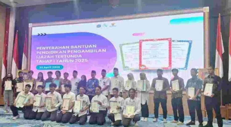 117 Ijazah yang Ditahan Sekolah Akhirnya Diserahkan ke Siswa Berkat Bantuan Kolaboratif Pemprov DKI dan Baznaz