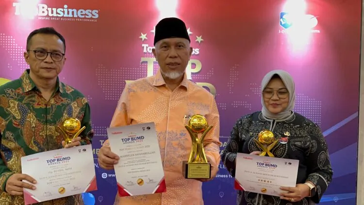 Gubernur Mahyeldi Terima Penghargaan Top Pembina BUMD Award 2025 Usai BLUD RSAM Bukittinggi Raih Top BUMD Bintang Lima