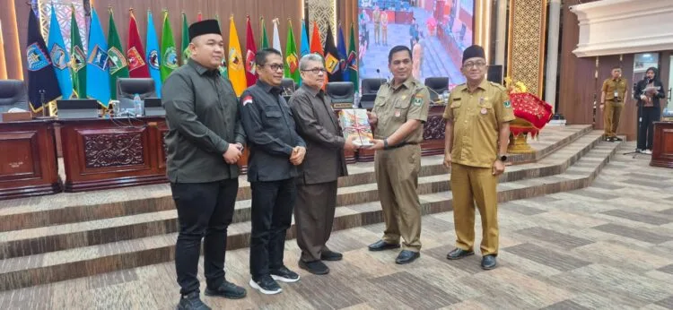 DPRD Pimpinan Rapat Paripurna, Terima Laporan Reses Anggota DPRD Provinsi Sumatera 