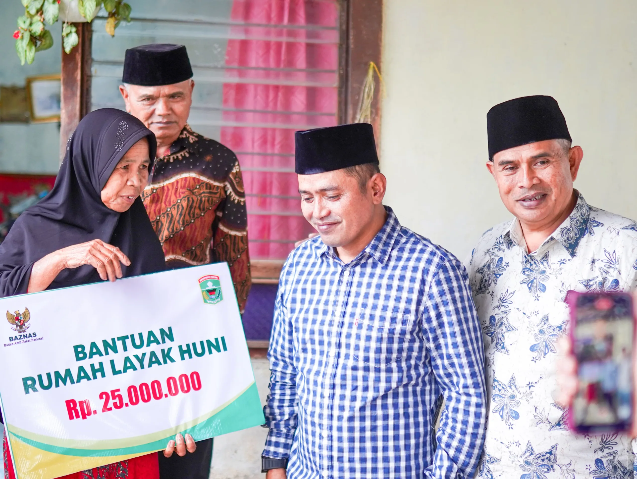 Bupati Solok Serahkan Bedah Rumah Kepada Warga Kurang Mampu di Jorong Tabek Pala Talang