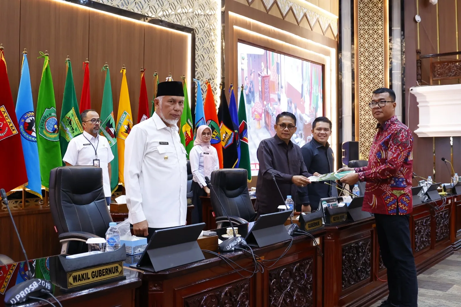 Rapat Paripurna, DPRD Sumbar Serahkan Rekomendasi LKPj Kepala Daerah Tahun 2024