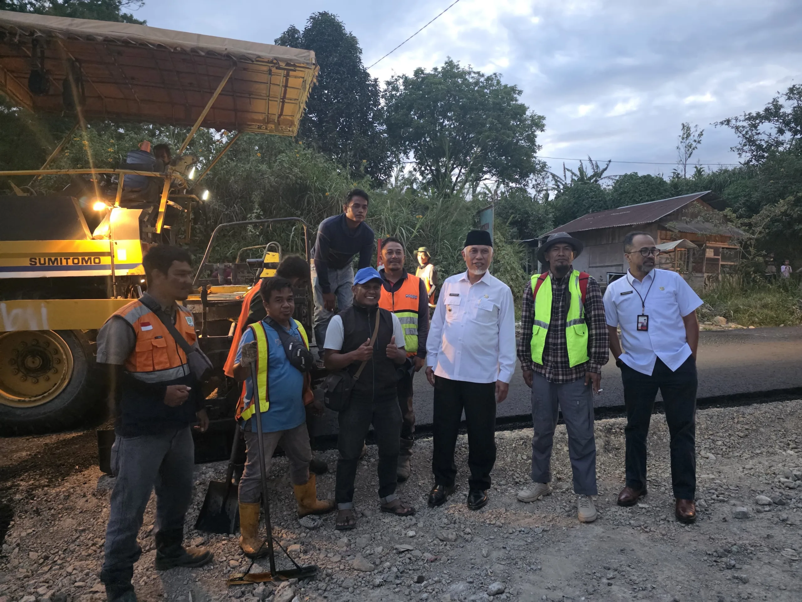 Gubernur Mahyeldi Tinjau Perbaikan Ruas Jalan Manggopoh – Padang luar