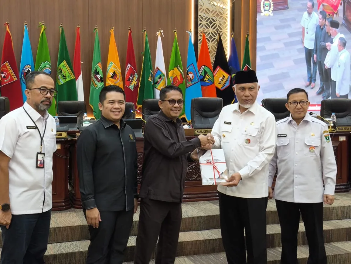 Rapat Paripurna, DPRD Sumbar Serahkan Rekomendasi LKPj Kepala Daerah Tahun 2024