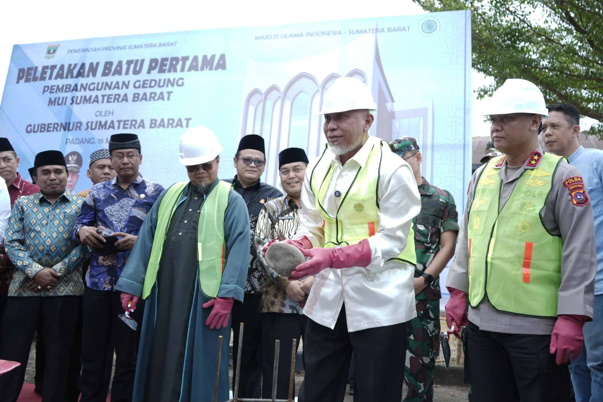 Perkuat Implementasi ABS-SBK, Gubernur Mahyeldi Resmikan Pembangunan Kantor MUI Sumbar