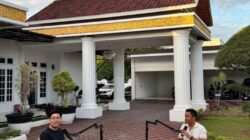 Vasko Ajak Timothy Lihat Rumah Dinas Wagub Bergonjong, Netizen: Ini Baru Pemimpin yang Bangga Budaya!