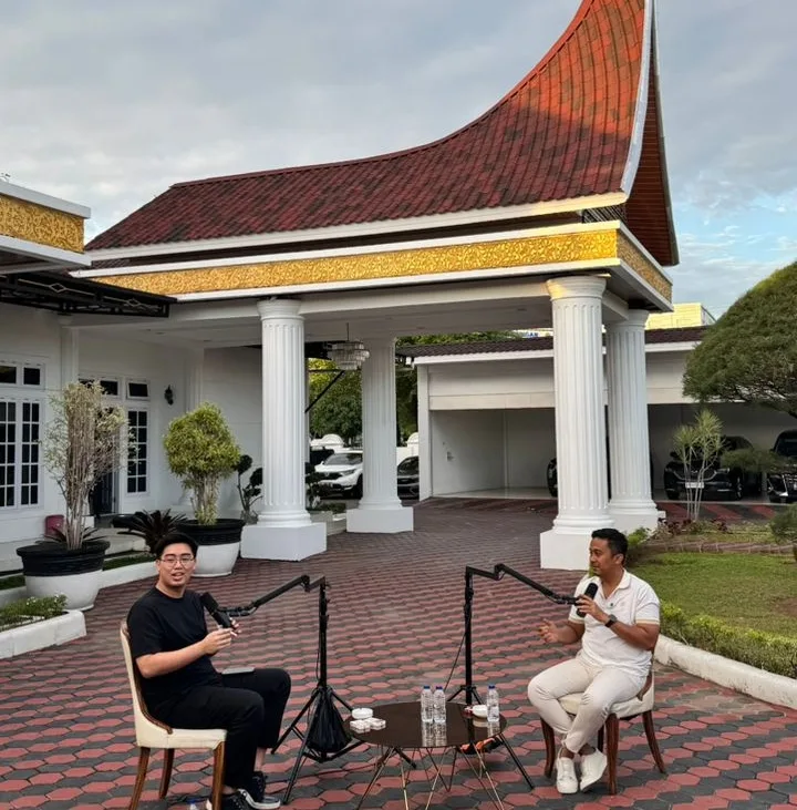 Vasko Ajak Timothy Lihat Rumah Dinas Wagub Bergonjong, Netizen: Ini Baru Pemimpin yang Bangga Budaya!